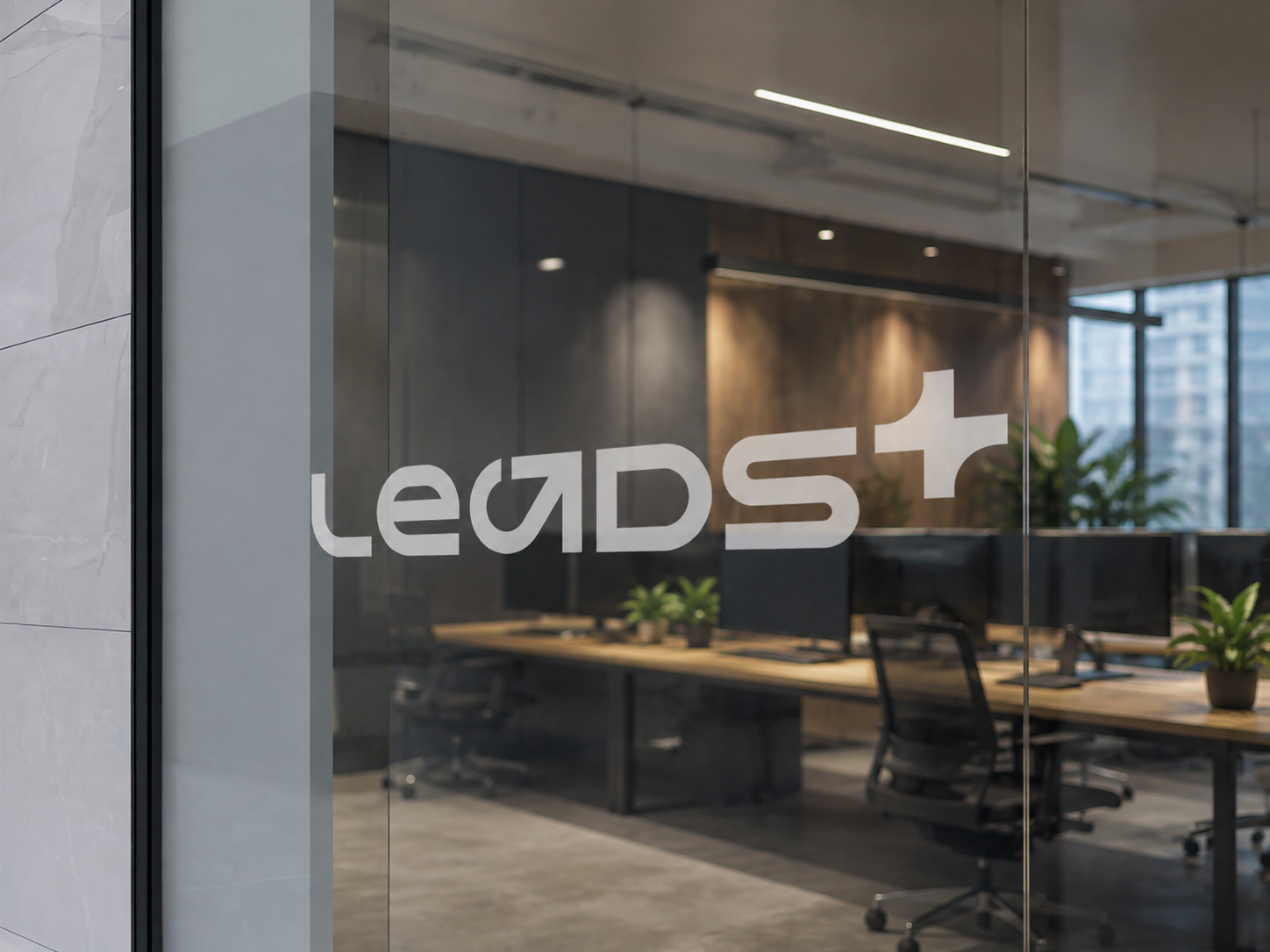 Oficina de Leads+ vista a través de una mampara de cristal